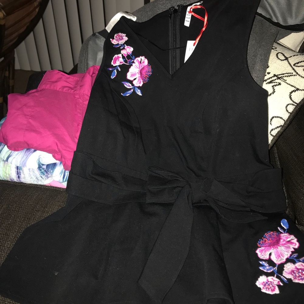 Sleeveless peplum top with bow and flower on front